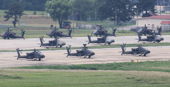 한미가 진행하는 '을지 자유의 방패'(UFS·을지프리덤실드) 연합연습을 하루 앞둔 20일 경기도 평택시 캠프 험프리스에 아파치 헬기가 대기하고 있다. 연합뉴스